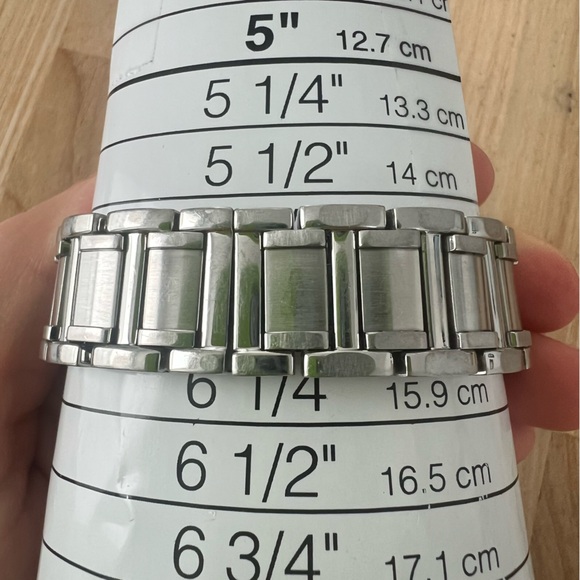 Bulova Ladies silver tone Diamonds 96R19 dress watch NEW BATTERY main image 8
